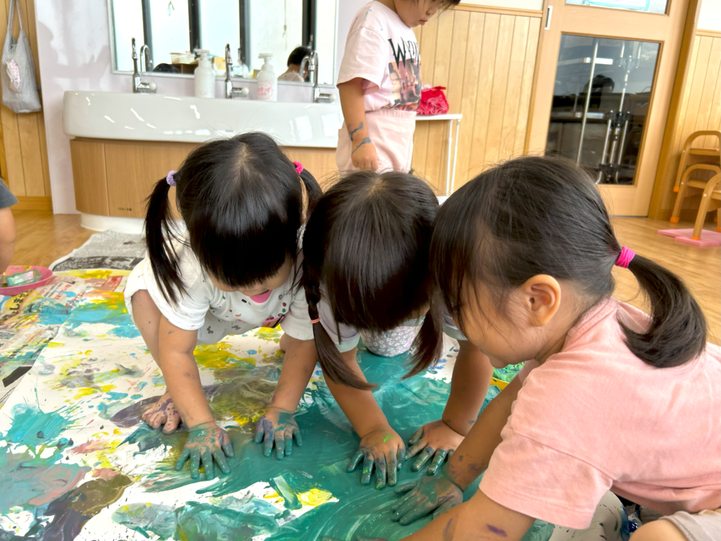 保育園 絵の具遊び 大阪 淀川 くじら保育園 202510-5