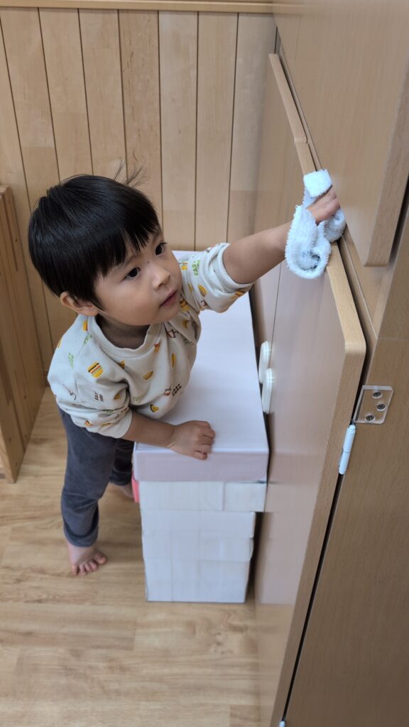 保育園で大掃除　大阪　保育園 　くじら保育園　202512-5