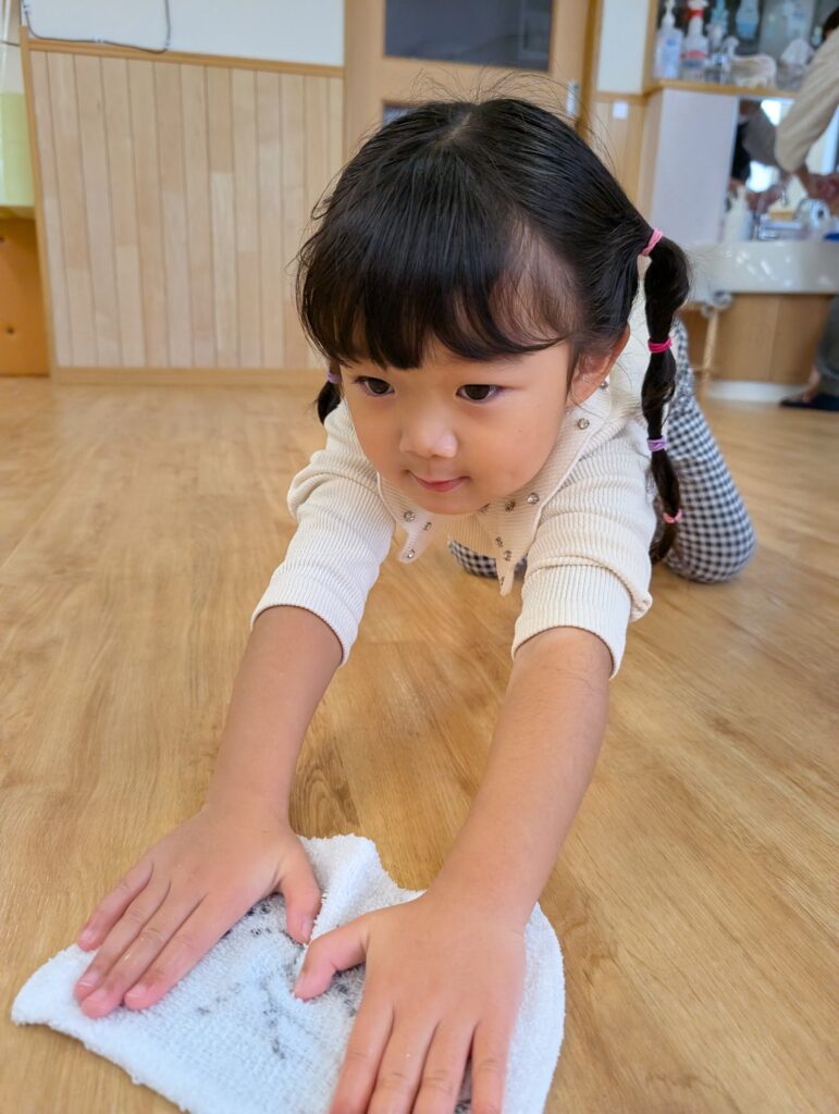 保育園で大掃除　大阪　保育園 　くじら保育園　202512-4