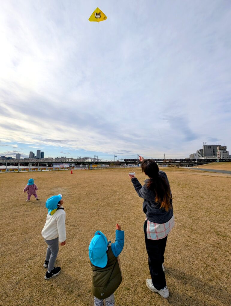 保育園で手作り凧揚げ 大阪 保育園 くじら保育園 202601-4