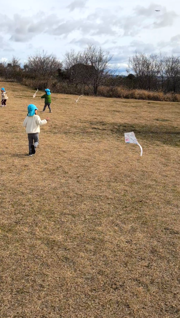 保育園で手作り凧揚げ 大阪 保育園 くじら保育園 202601-5