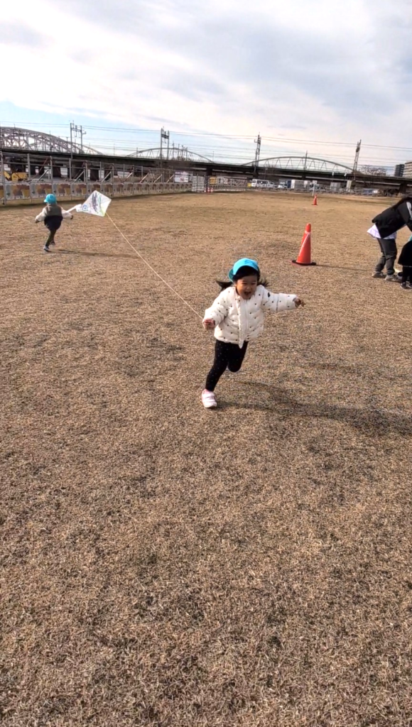 保育園で手作り凧揚げ 大阪 保育園 くじら保育園 202601-3