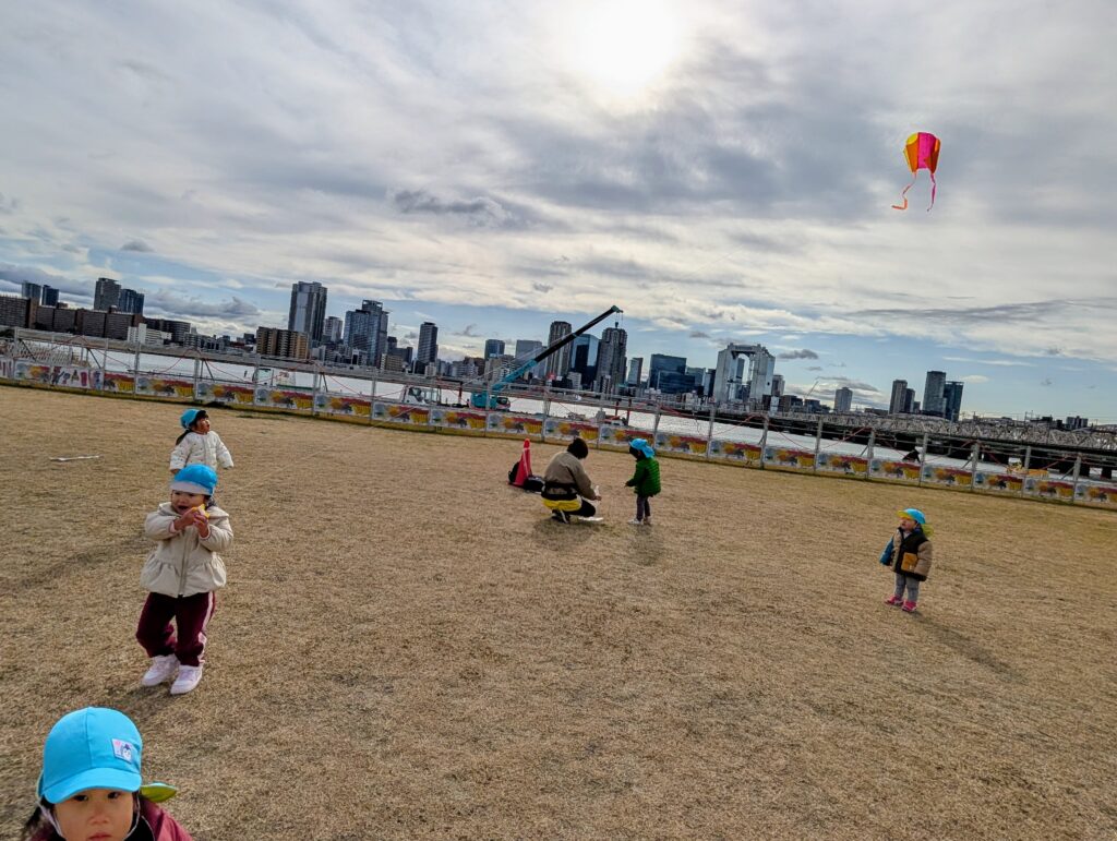 保育園で手作り凧揚げ 大阪 保育園 くじら保育園 202601-2