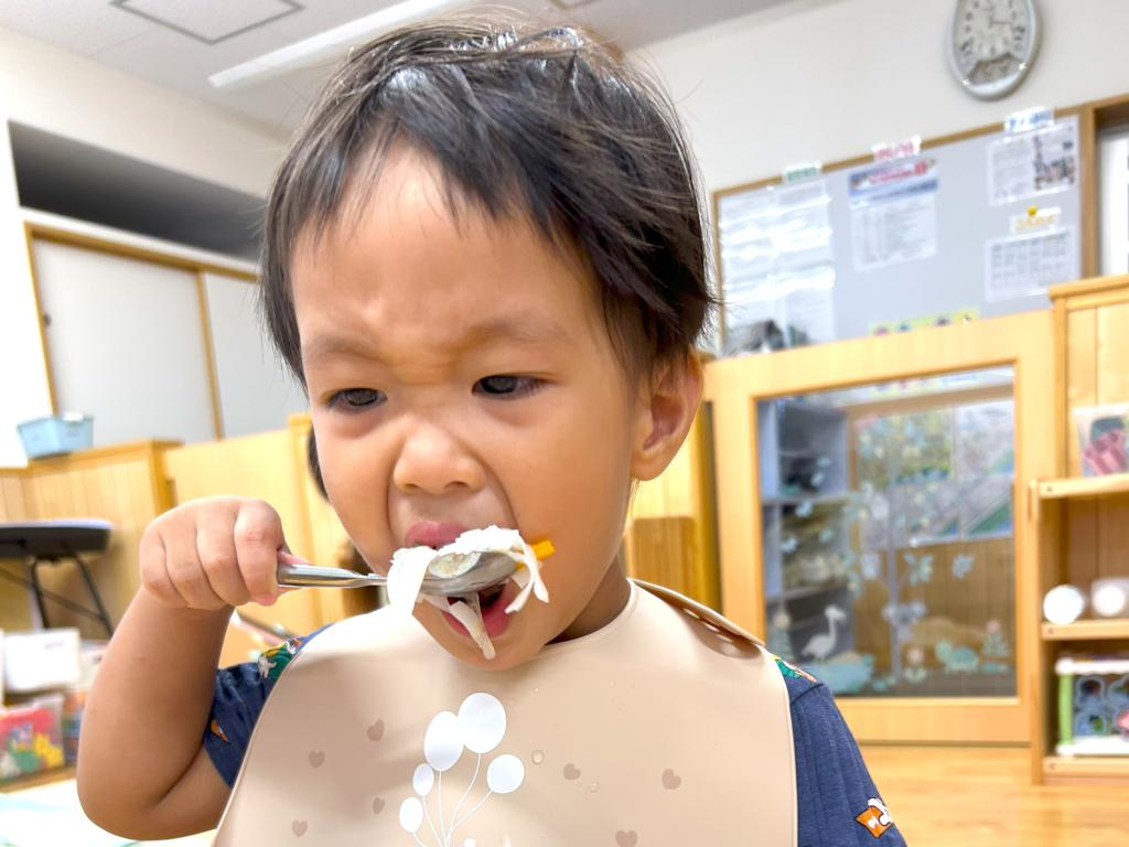 くじら保育園 淀川園で、自園で調理した給食を食べる園児たち