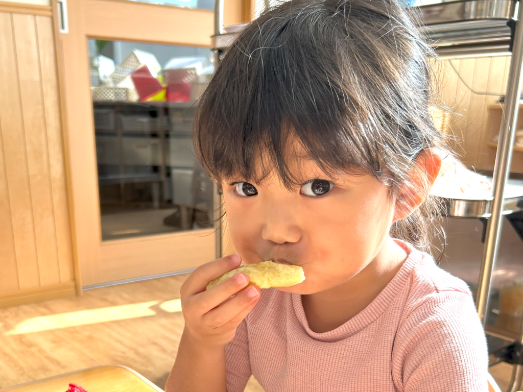 くじら保育園 淀川園で、午後のおやつを食べて過ごす園児たち