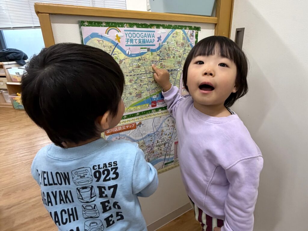 園児が登園後、保育室で自由に遊んでいる様子