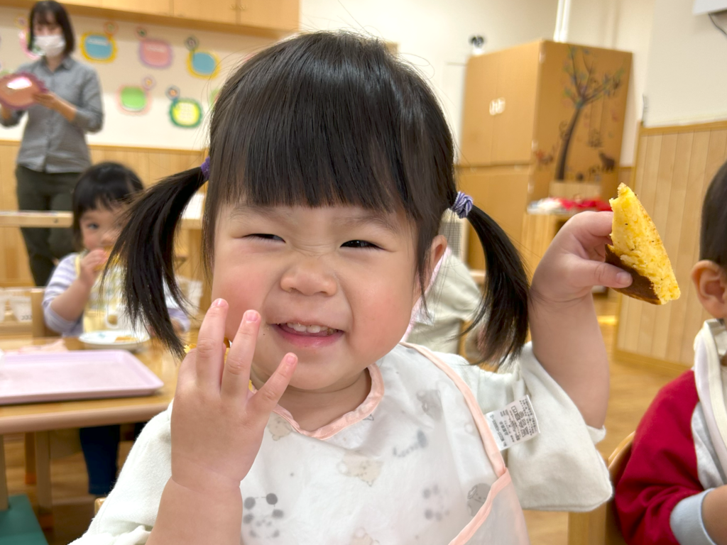 くじら保育園 淀川園で、朝のおやつを食べるす園児