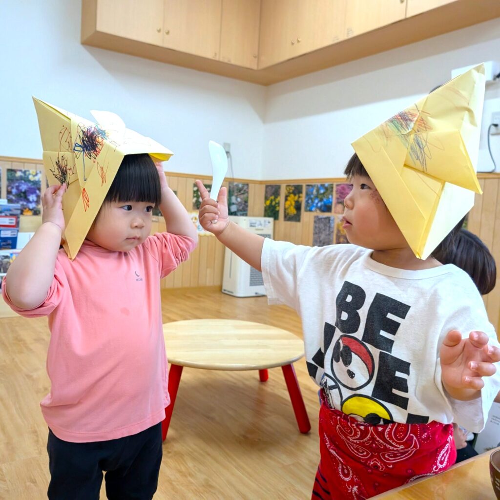 くじら保育園 淀川園のこどもの日で、兜をかぶる園児