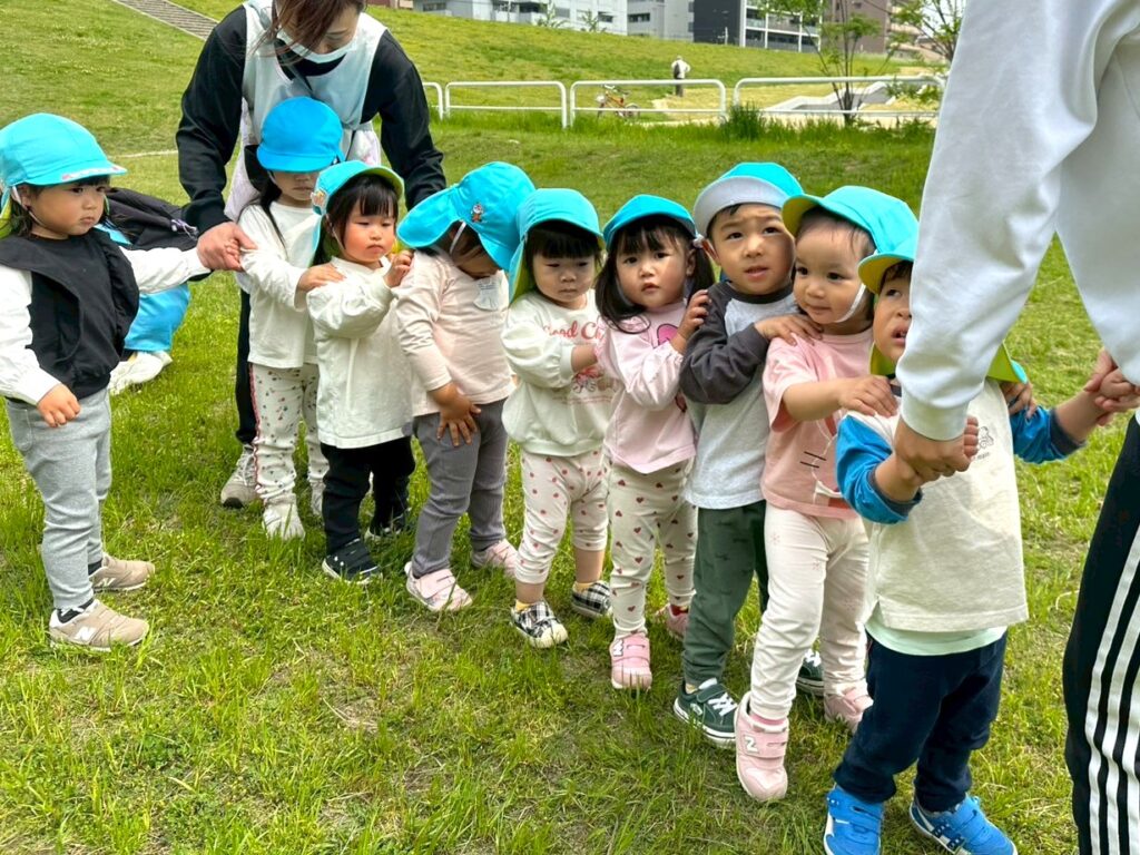 くじら保育園 淀川園で、外遊びを楽しむ園児たち