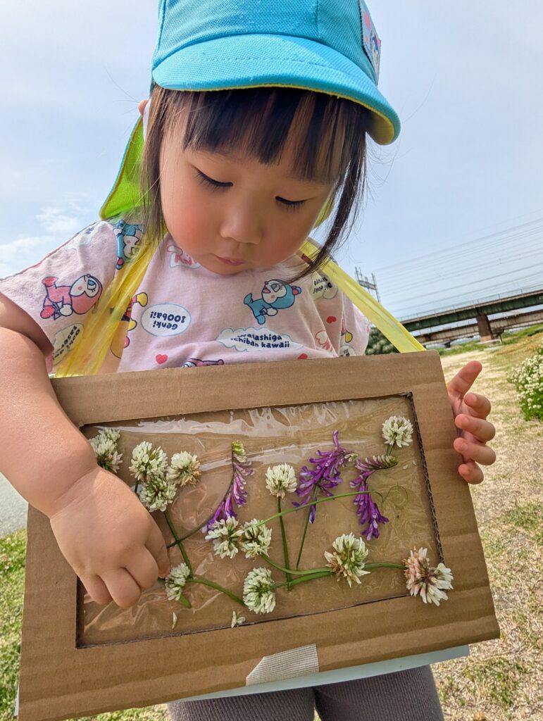 春の草花を使って五感を育む製作活動　大阪　保育園　くじら保育園　202605-3