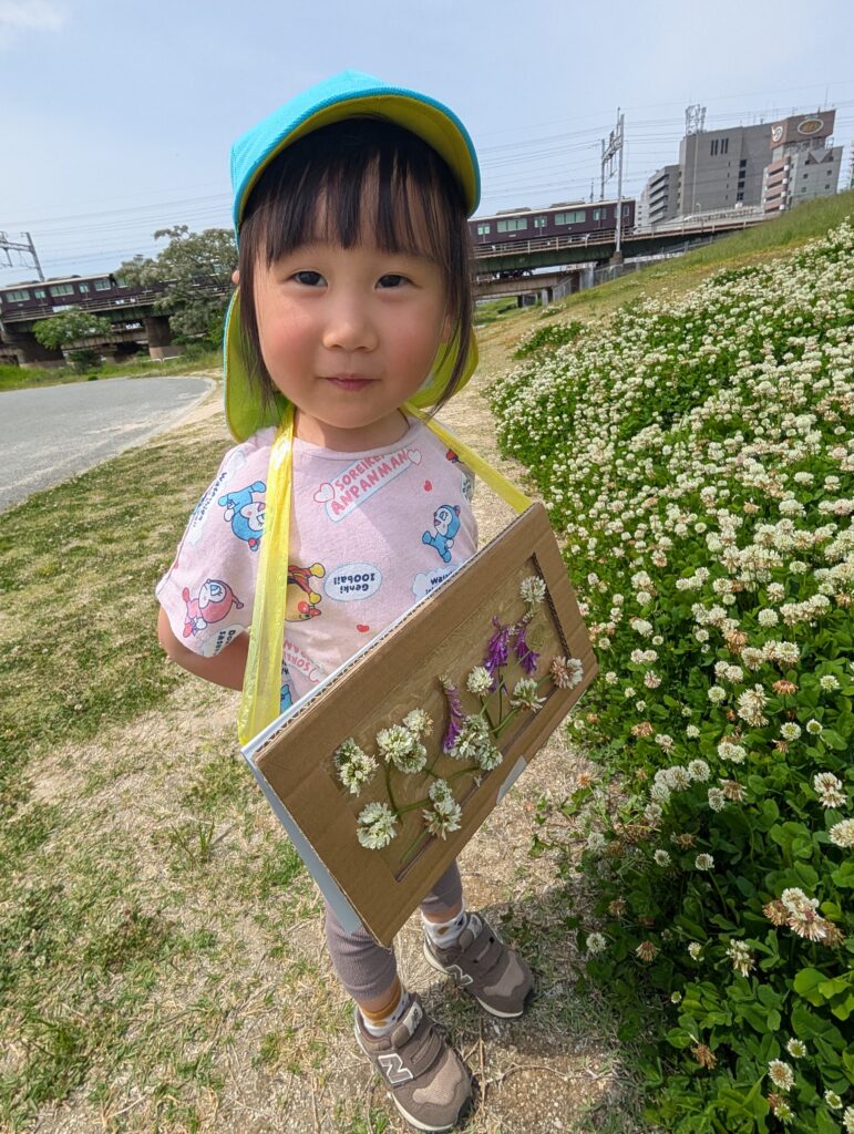 春の草花を使って五感を育む製作活動　大阪　保育園　くじら保育園　202605-4