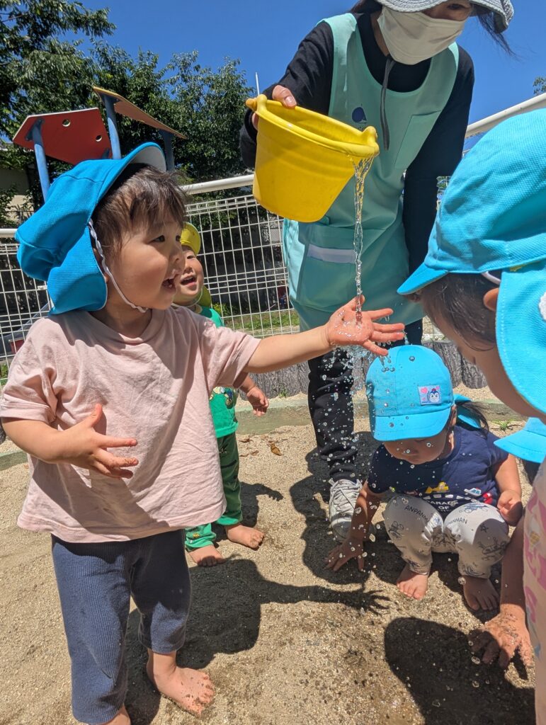 保育園で泥んこ遊び 大阪 くじら保育園 202606-1