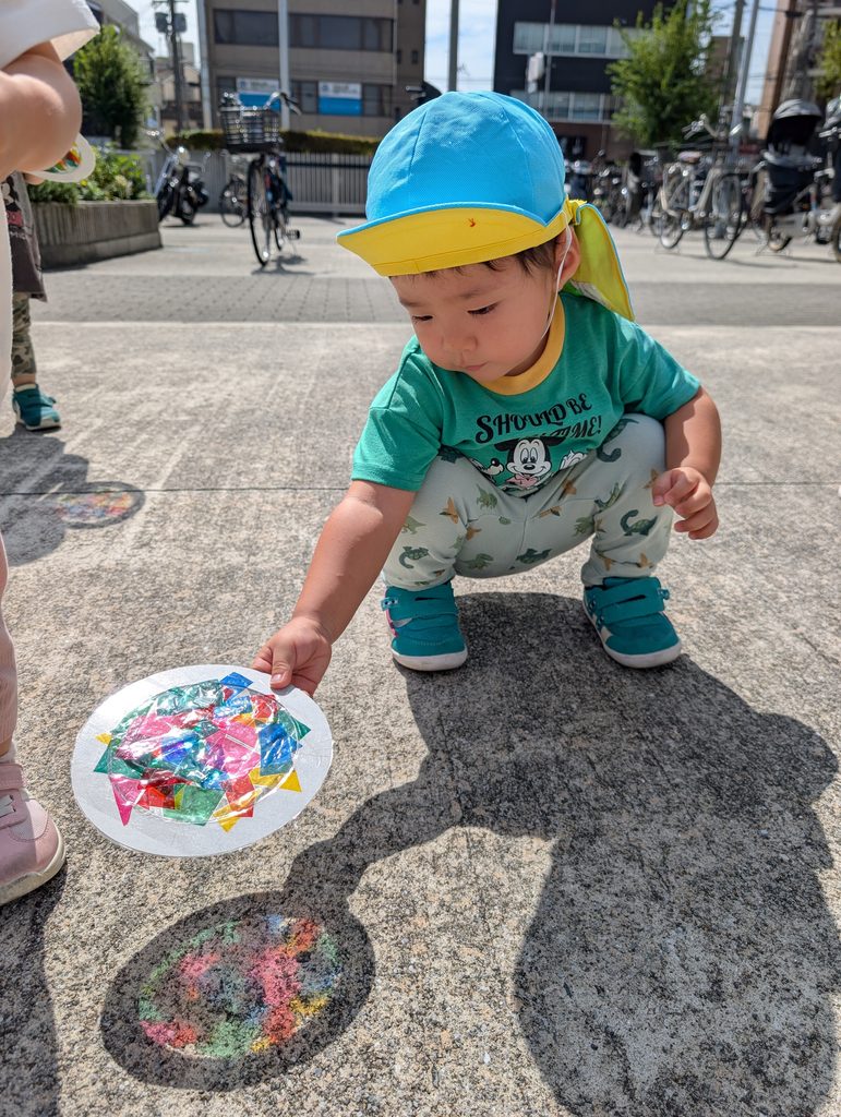 カラーセロファンでステンドグラス製作 大阪 保育園 くじら保育園 202610-3