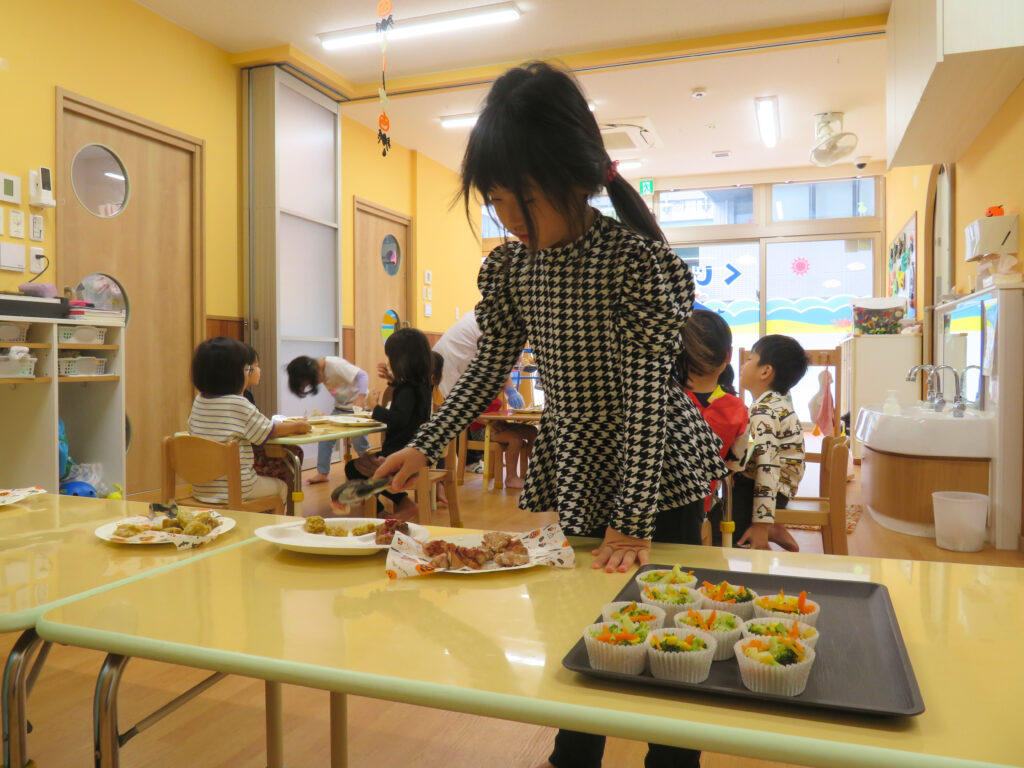 くじら保育園　淀屋橋園　ハロウィン　仮装　バイキング給食　202410-9