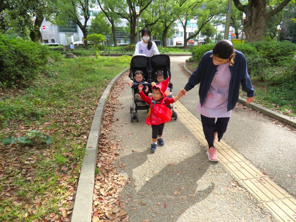 くじら保育園　淀屋橋園　ハロウィン　仮装　バイキング給食　202410-7