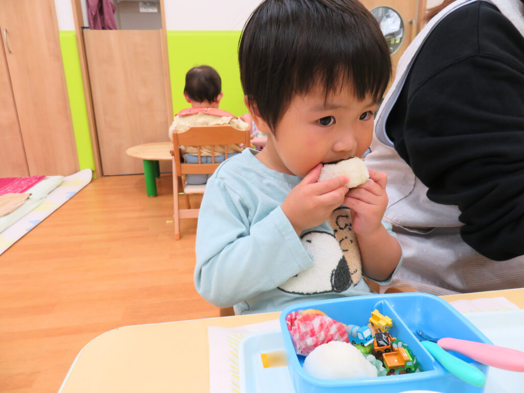 くじら保育園　淀屋橋園　公園　お弁当　202411-4