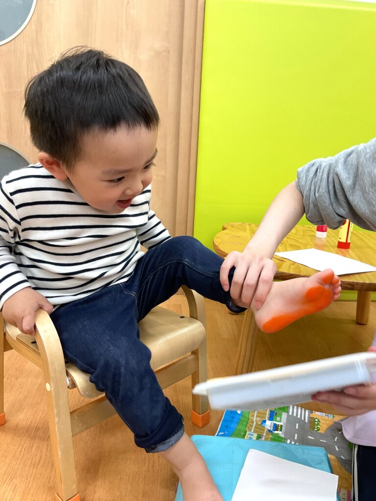 こいのぼり作り 製作 子供の日 兜 スタンプ 手形 足型 くじら 淀屋橋 大規模園 202505-3
