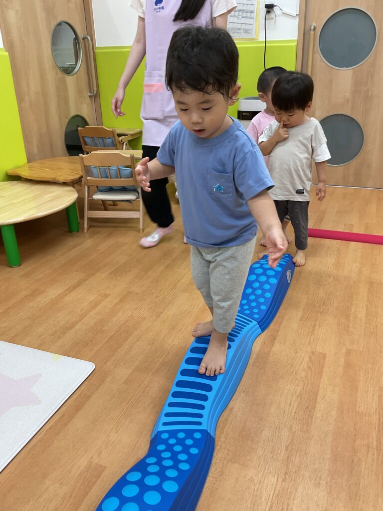 バランスストーン　リズム遊び　サーキット　室内遊び　雨の日　くじら保育園　淀屋橋園　202507-2