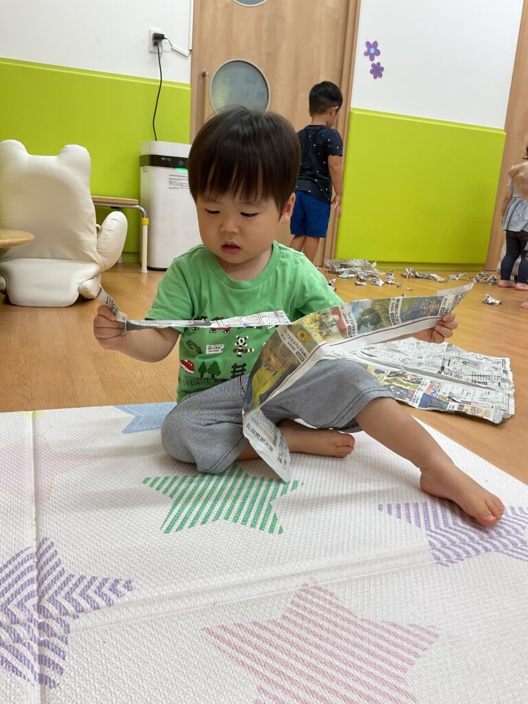 室内遊び　パラバルーン　新聞紙遊び　くじら保育園　淀屋橋　大阪　保育園　202509-1
