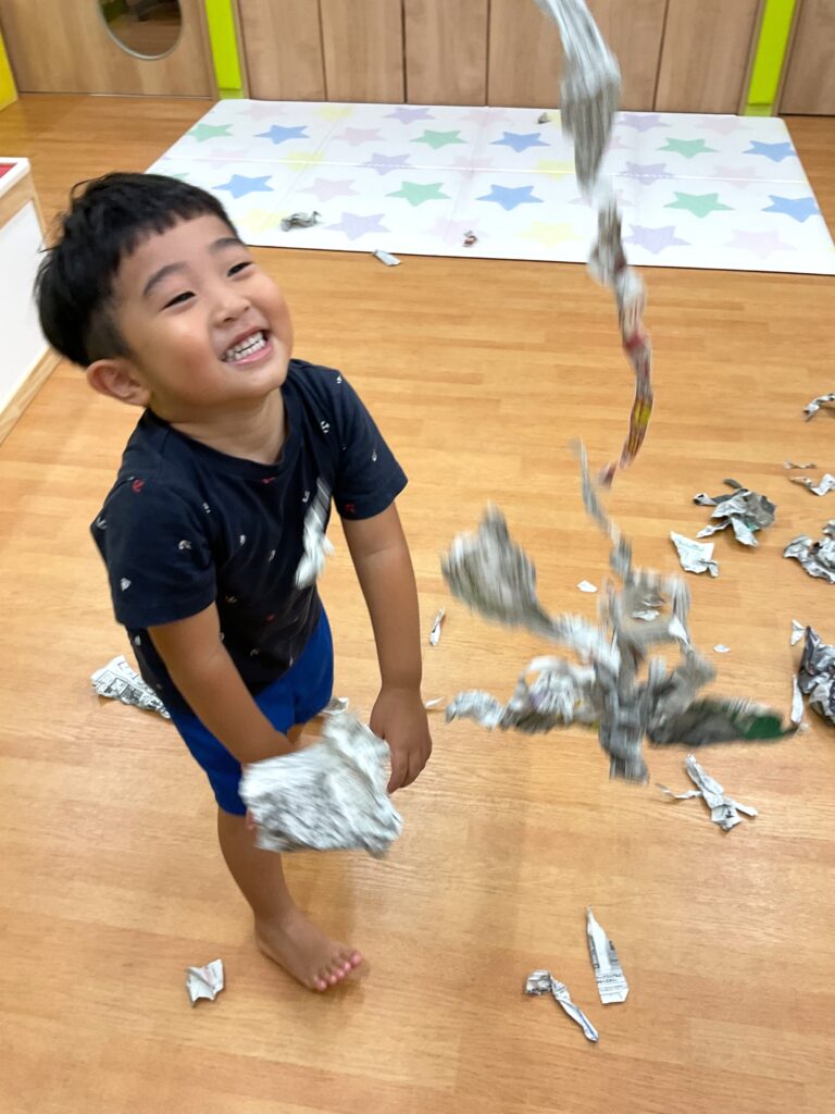 室内遊び　パラバルーン　新聞紙遊び　くじら保育園　淀屋橋　大阪　保育園　202509-2