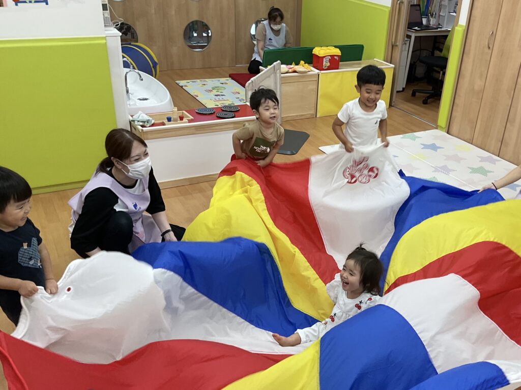 室内遊び　パラバルーン　新聞紙遊び　くじら保育園　淀屋橋　大阪　保育園　202509-4