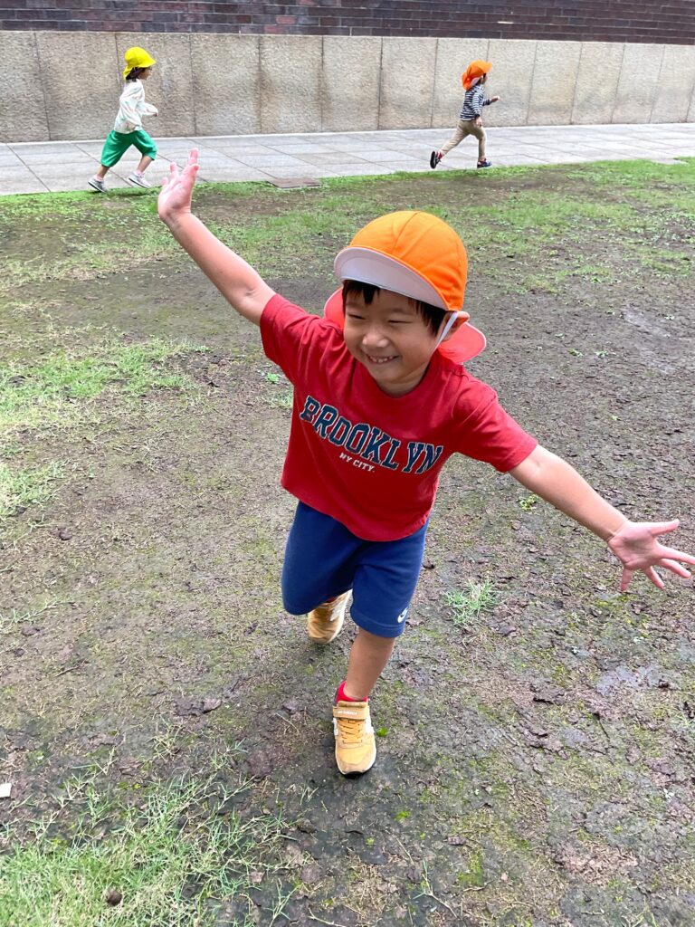 大阪 保育園 くじら保育園 氷鬼をする子どもたち 202510-2