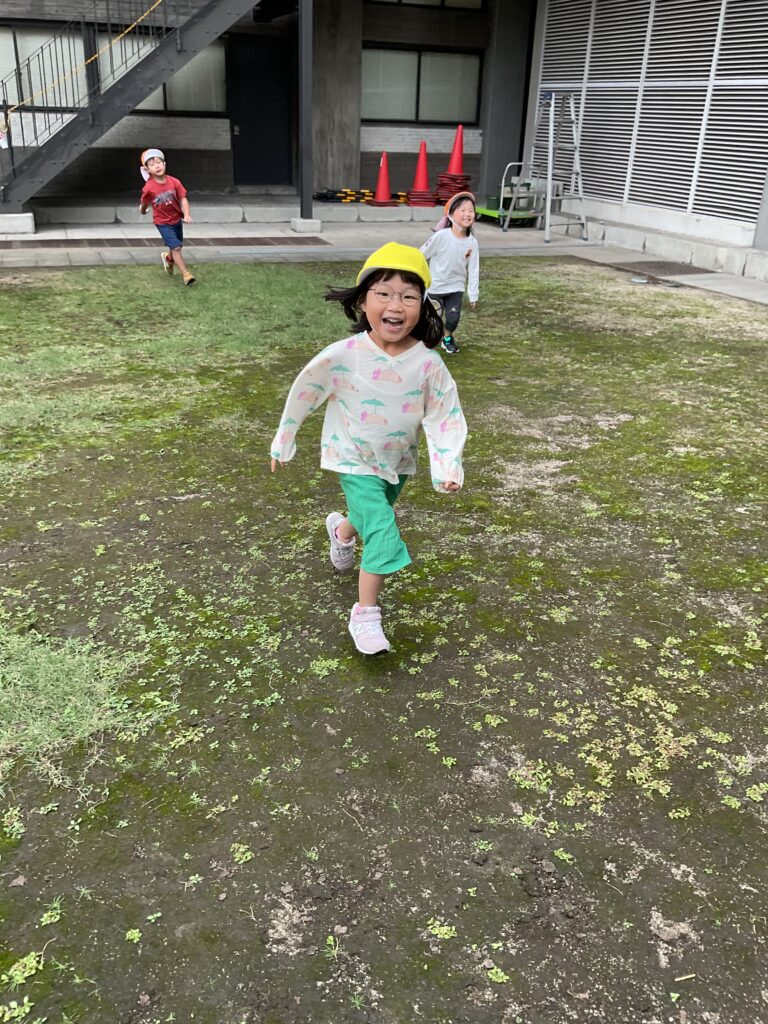 大阪 保育園 くじら保育園 氷鬼をする子どもたち 202510-1