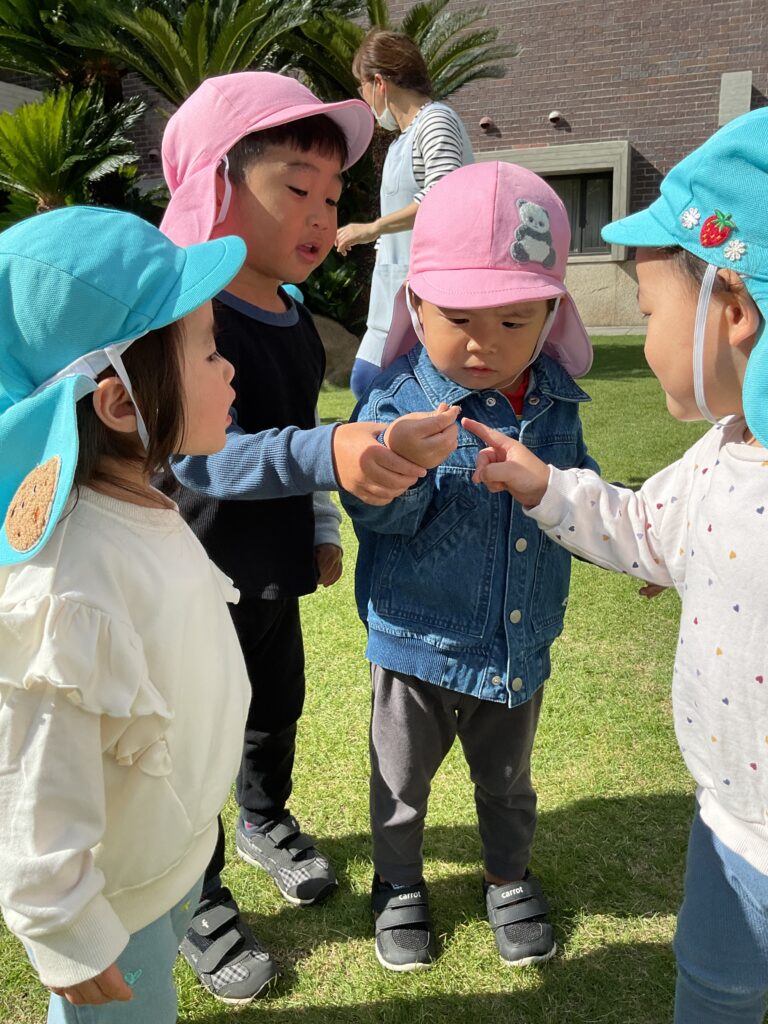 大阪 保育園 くじら保育園 氷鬼をする子どもたち 202510-4