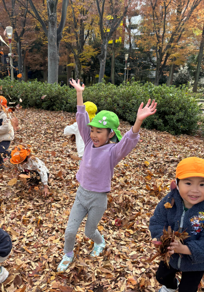 大阪 保育園 くじら保育園 落ち葉遊び 202512-2