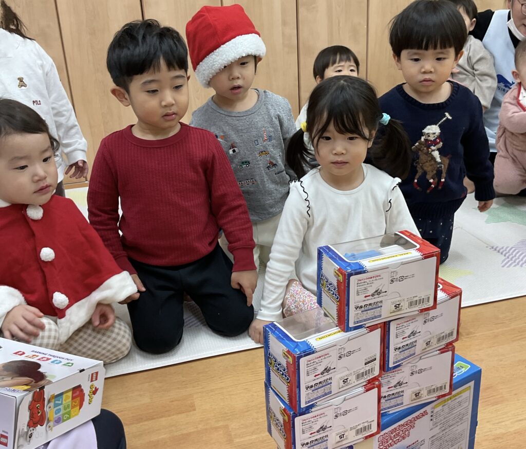 クリスマス会にサンタさん登場　大阪　保育園　くじら保育園　202512-3