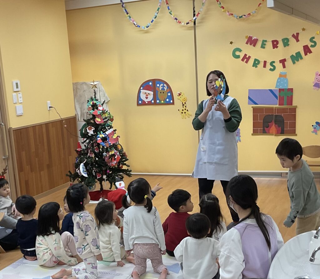 クリスマス会にサンタさん登場　大阪　保育園　くじら保育園　202512-1