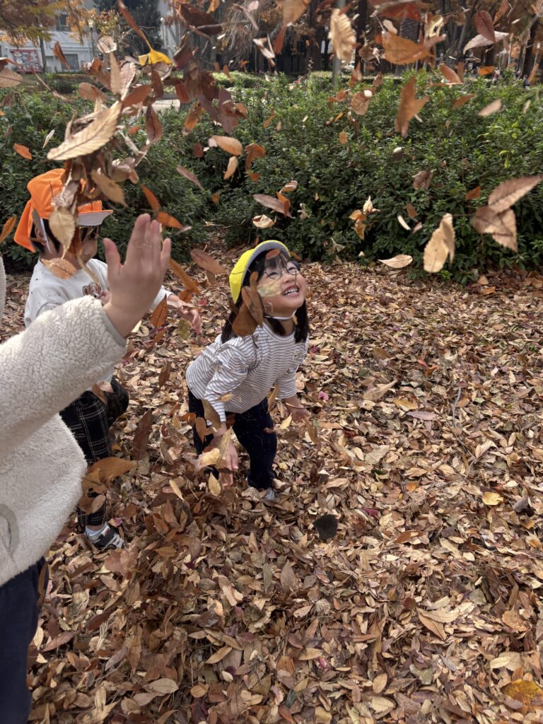 大阪 保育園 くじら保育園 落ち葉遊び 202512-1