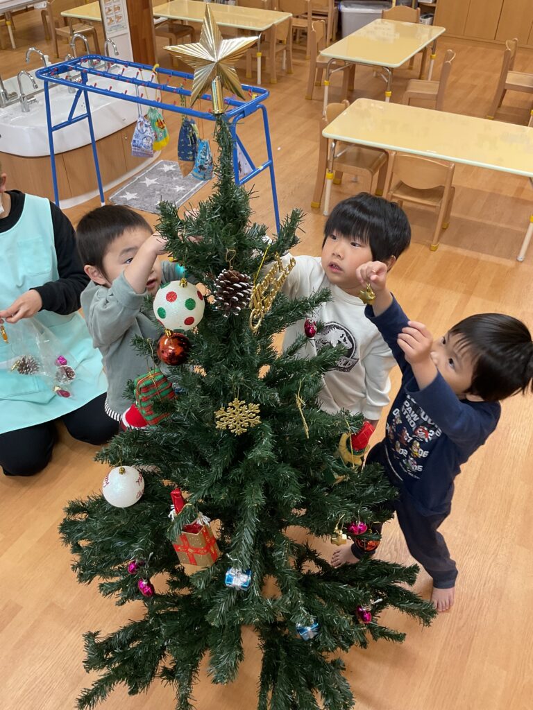大阪 保育園 くじら保育園 落ち葉遊び 202512-4