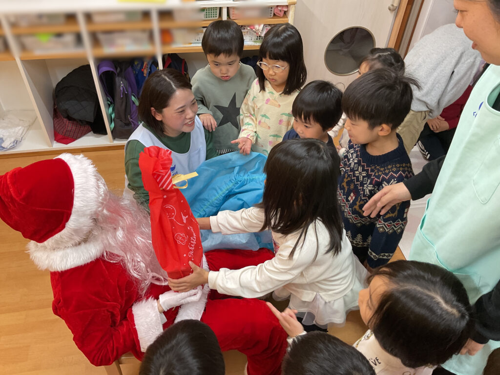 クリスマス会にサンタさん登場　大阪　保育園　くじら保育園　202512-2