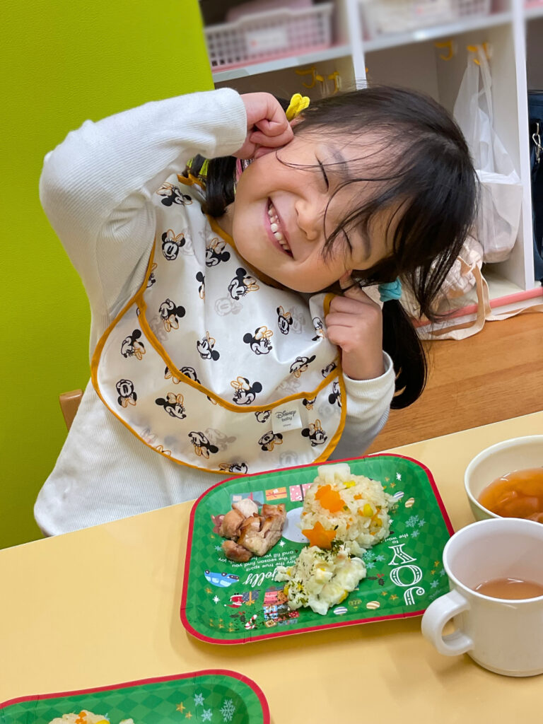 クリスマス会にサンタさん登場　大阪　保育園　くじら保育園　202512-4