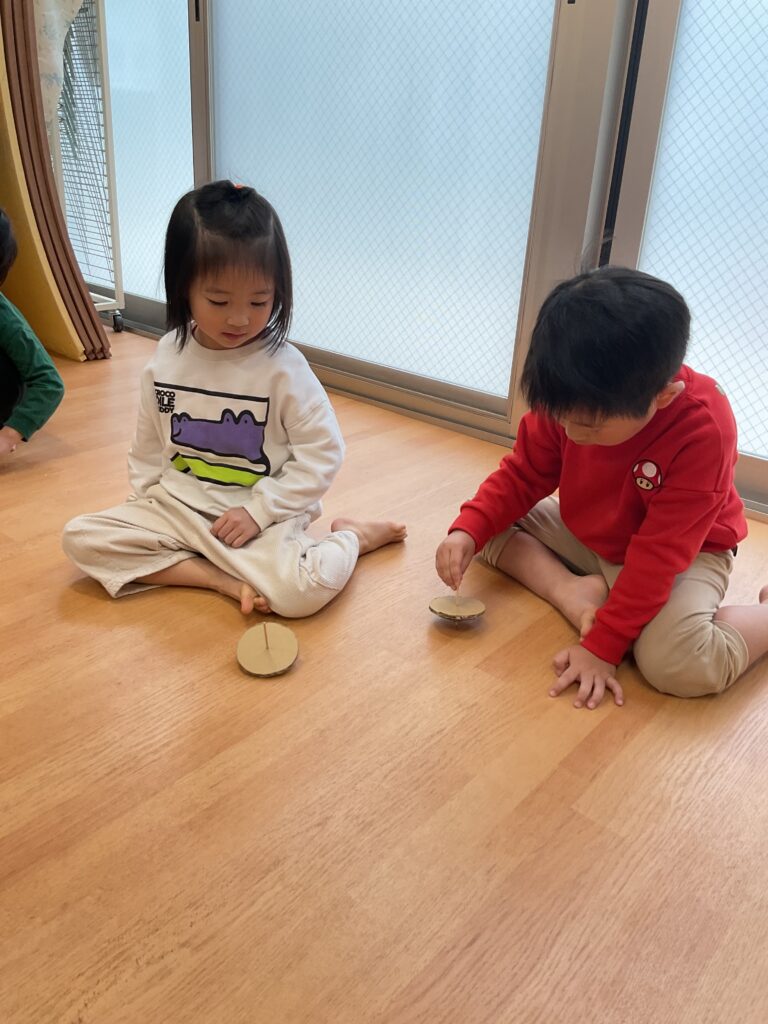 保育園でこま回し 大阪 保育園 くじら保育園 202601-4