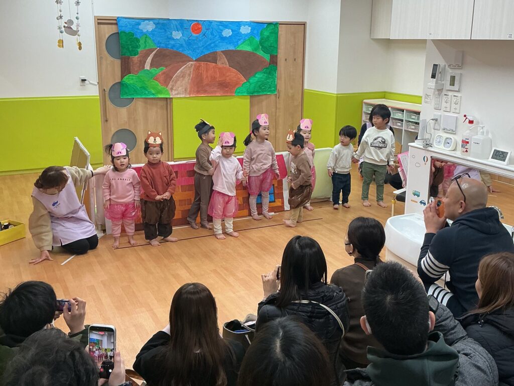 保育園の発表会　劇遊びとハンドベル　大阪　くじら保育園　202602-3