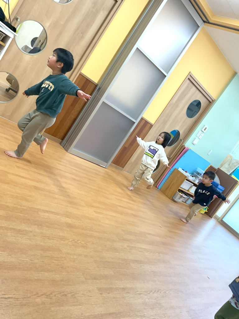 保育園研修でリトミック　大阪　保育園　くじら保育園　2022603-3