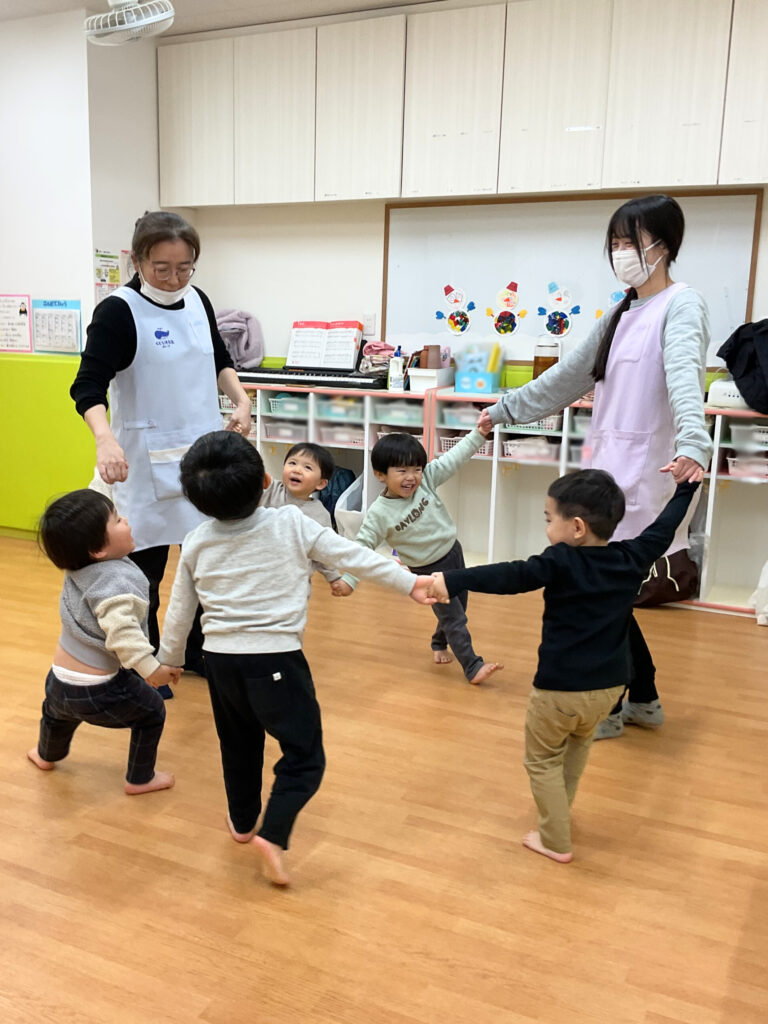 保育園研修でリトミック　大阪　保育園　くじら保育園　2022603-2