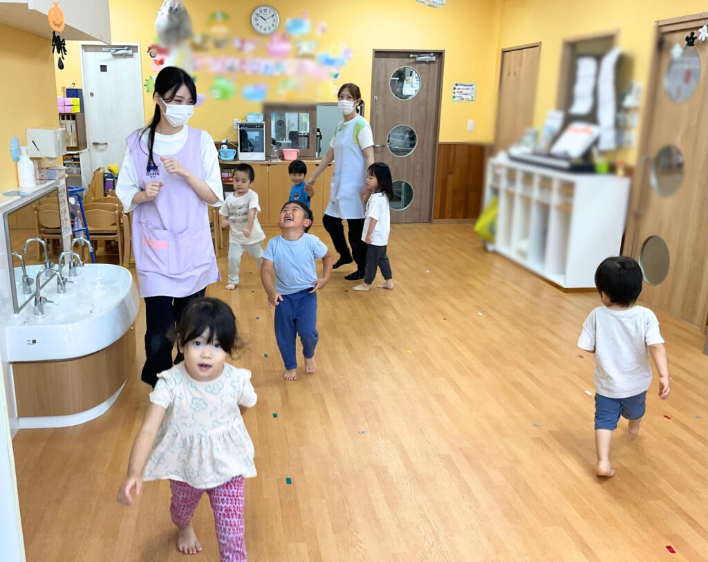 保育園研修でリトミック　大阪　保育園　くじら保育園　2022603-4