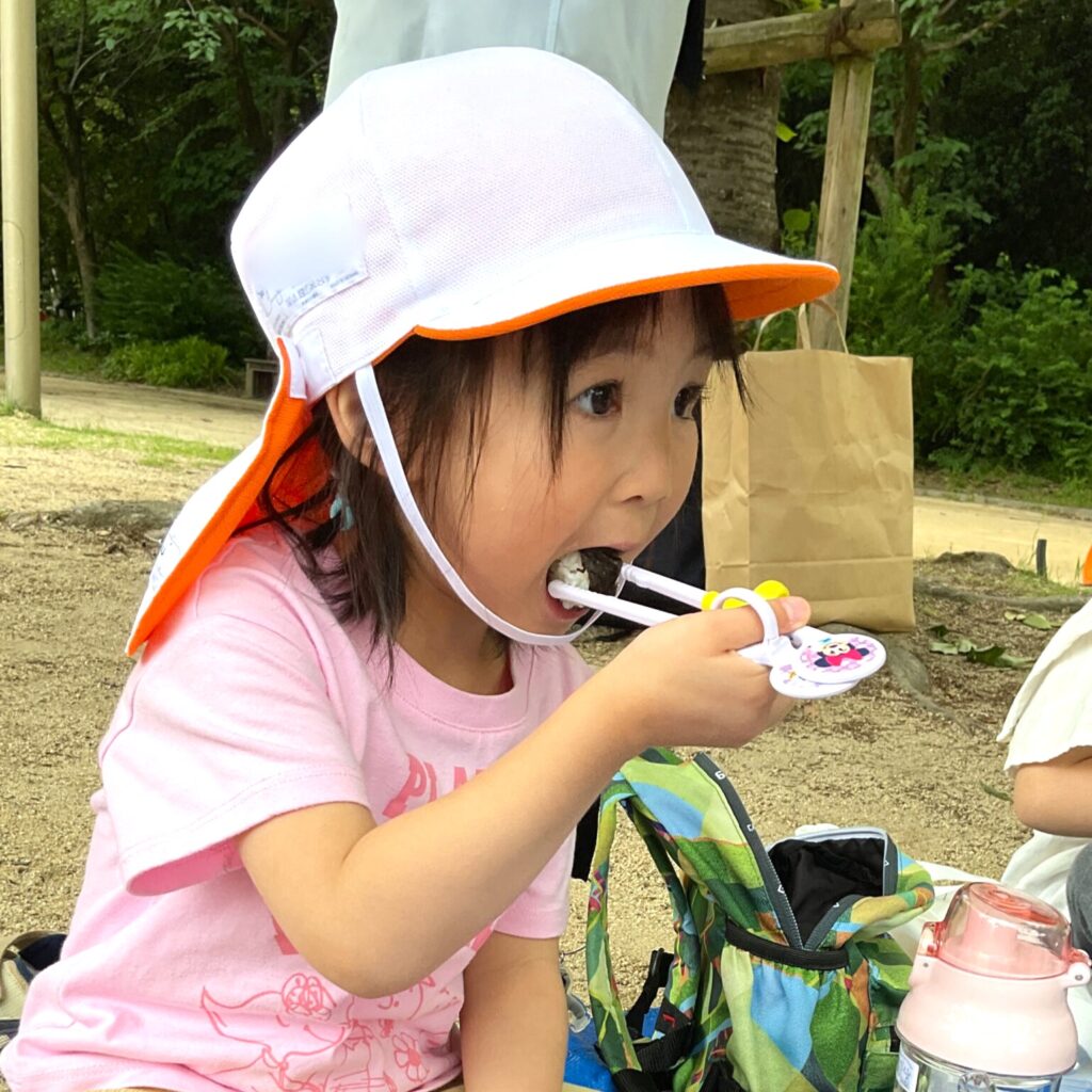 くじら保育園 淀屋橋園の春の遠足でお弁当タイム