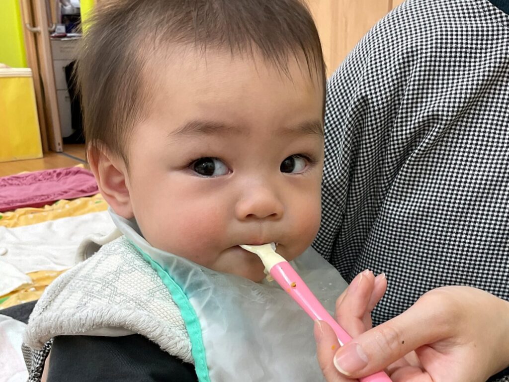 くじら保育園 淀屋橋園で、自園で調理した離乳食を食べる園児