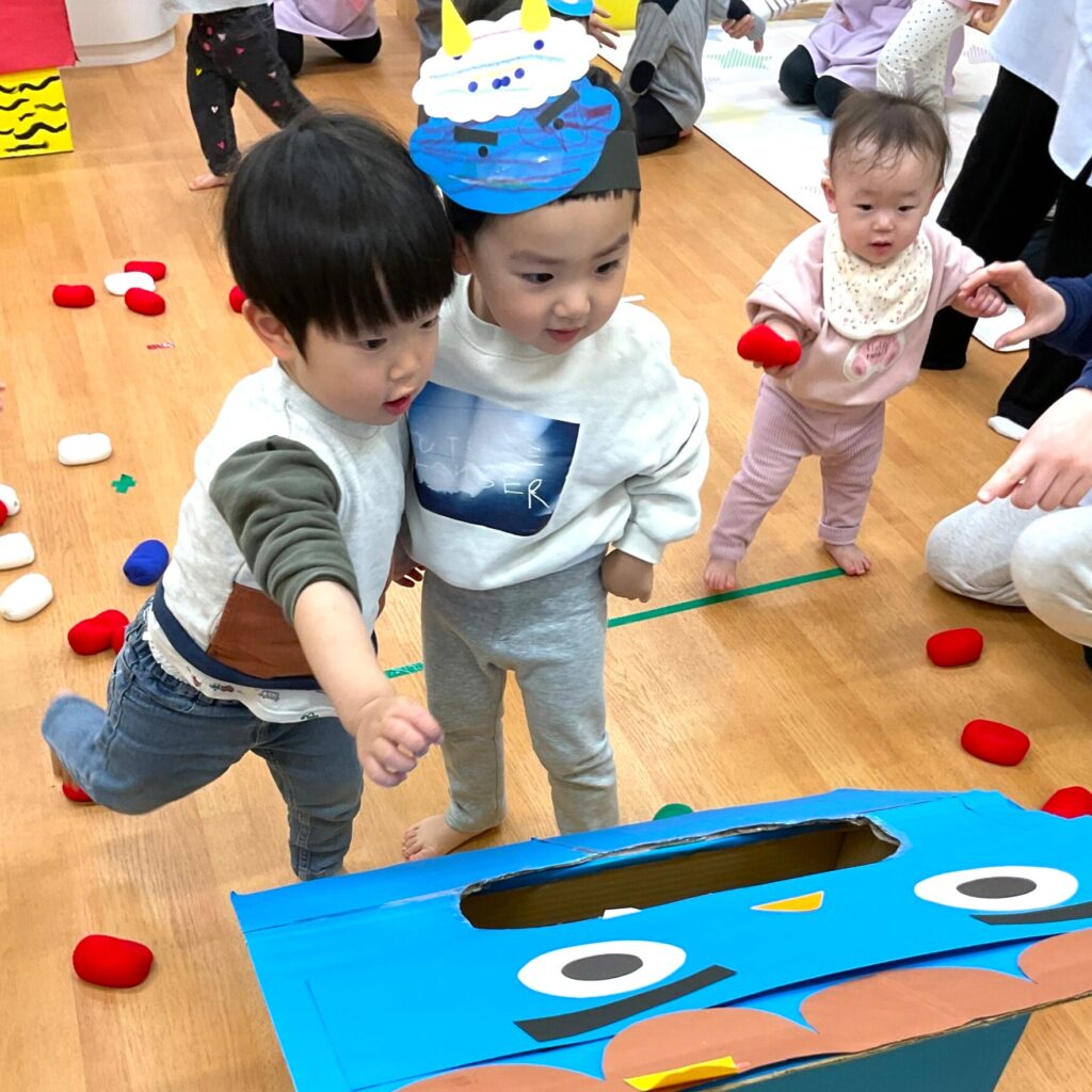 くじら保育園 淀屋橋園の節分で豆まきごっこ