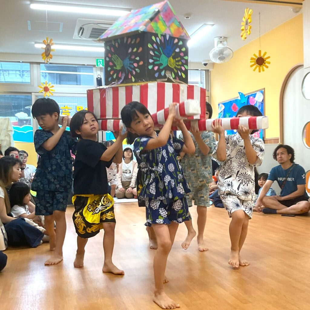 くじら保育園 淀屋橋園の夏祭りでおみこし