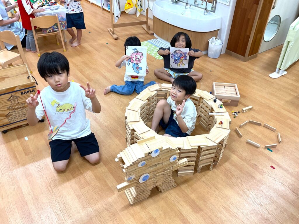 くじら保育園 淀屋橋園で、自由に遊びながら降園を待つ園児たち