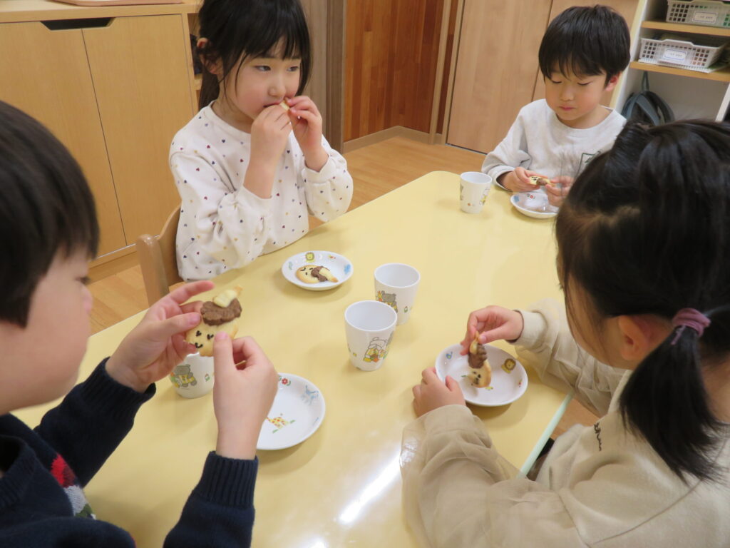 くじら保育園 淀屋橋園で、朝のおやつを食べて落ち着いて過ごす園児たち