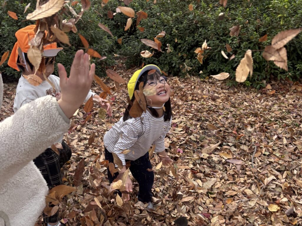 くじら保育園 淀屋橋園で、外遊びを楽しむ園児