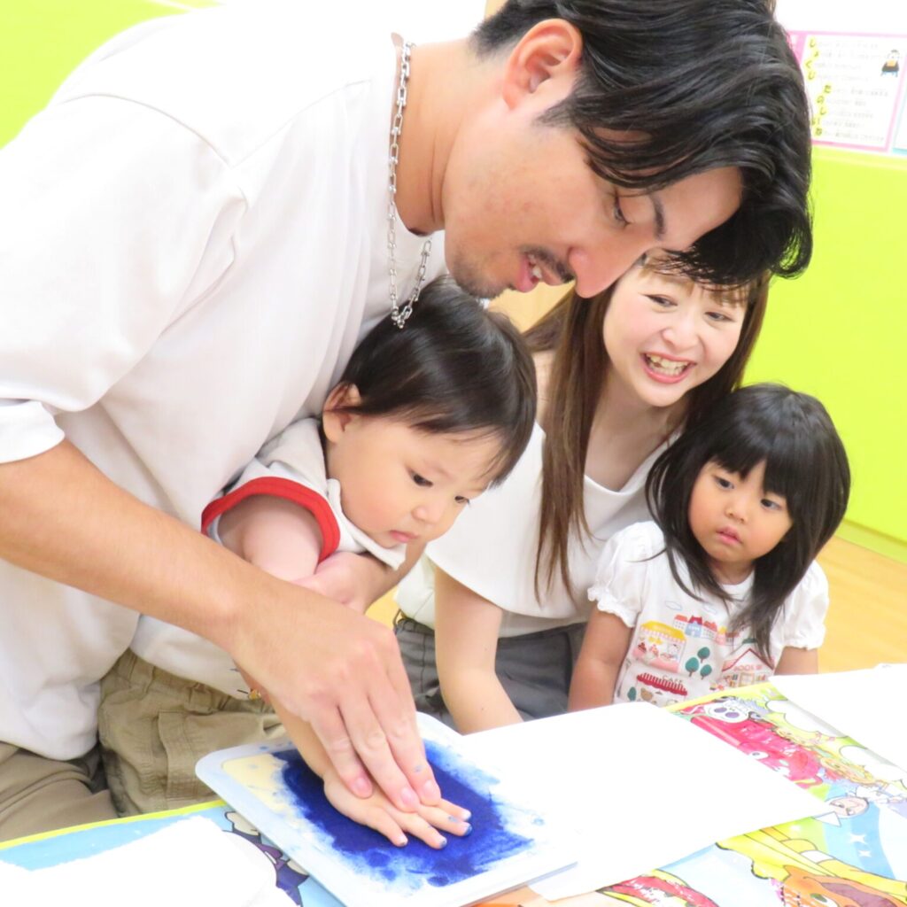 くじら保育園 淀屋橋園の保育参観で親子で製作