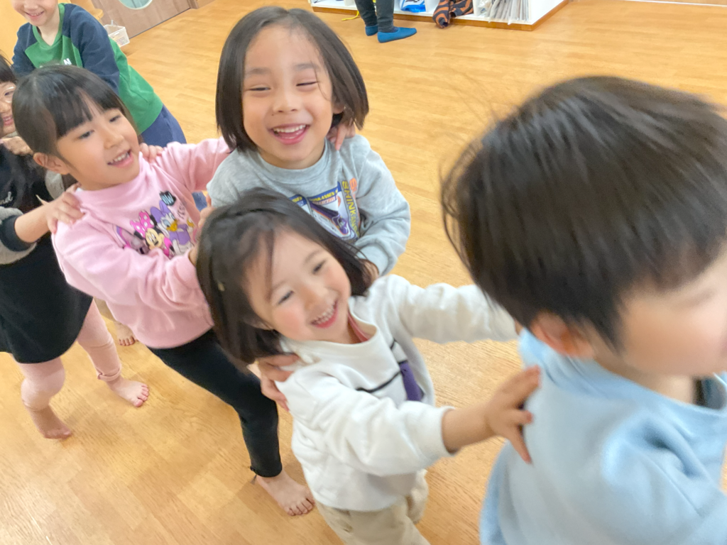 くじら保育園 淀屋橋園で、園児が登園後に保育室で自由に遊んでいる様子