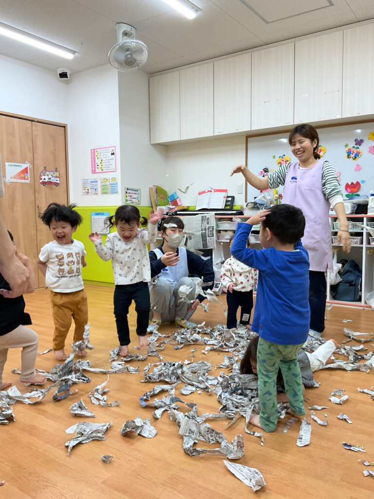 新聞紙を使った見立て遊び 大阪 保育園 くじら保育園 202605-4